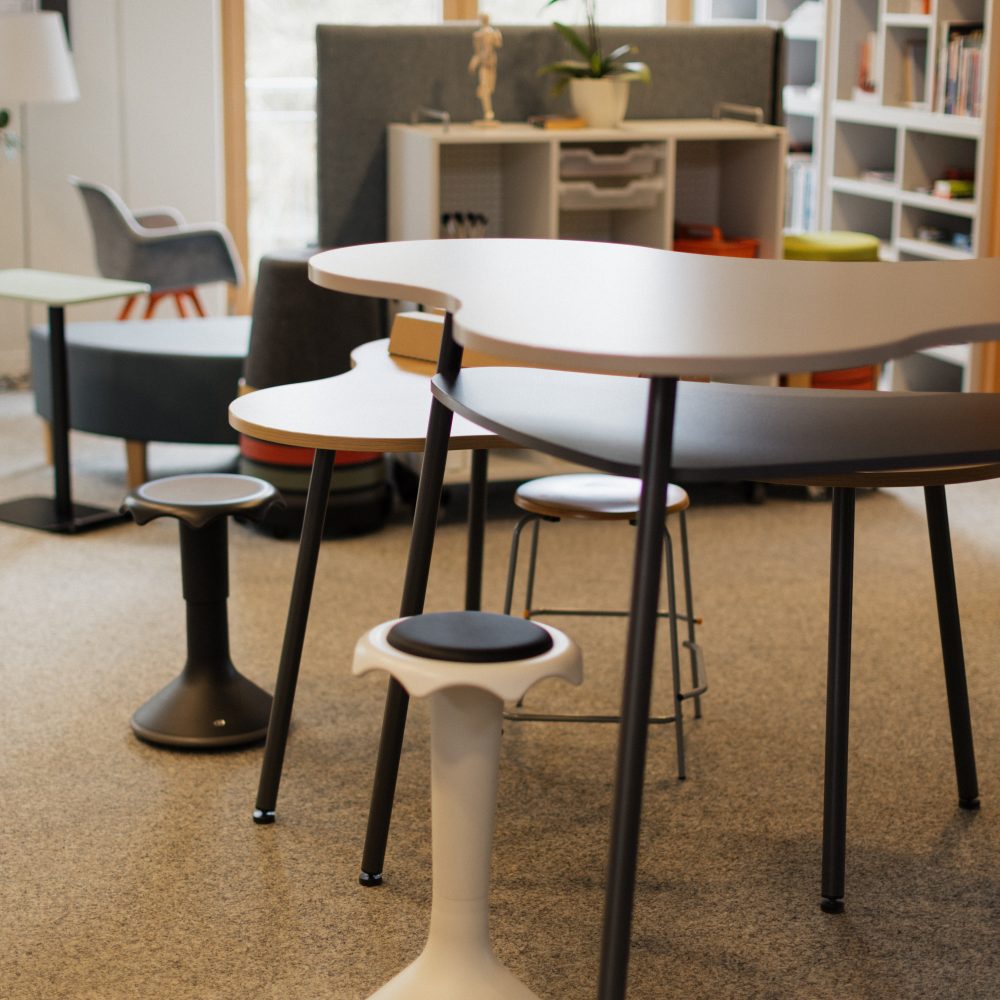 Ob im Stehen, Sitzen oder liegend: flexibles Arbeiten lässt sich durch gute Ausstattung bestmöglich unterstützen