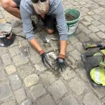 Handarbeit beim Setzen des Stadtbausteins
